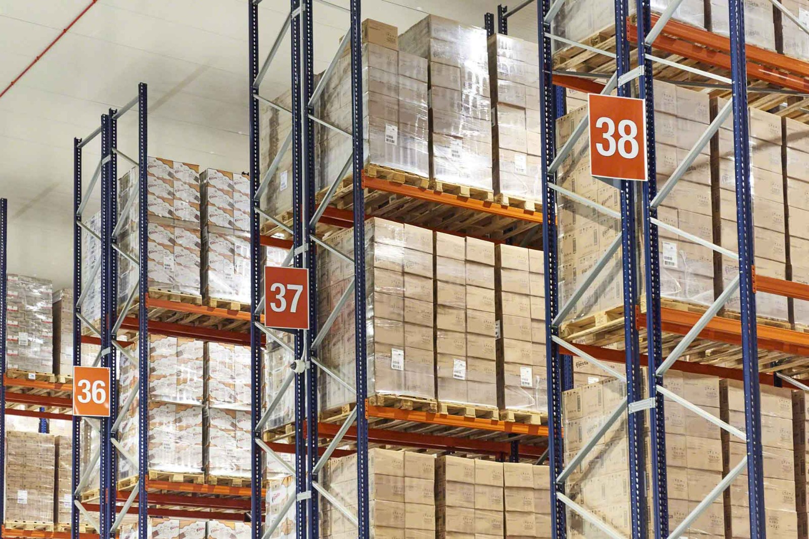 Paletes e logística para distribuição B2B